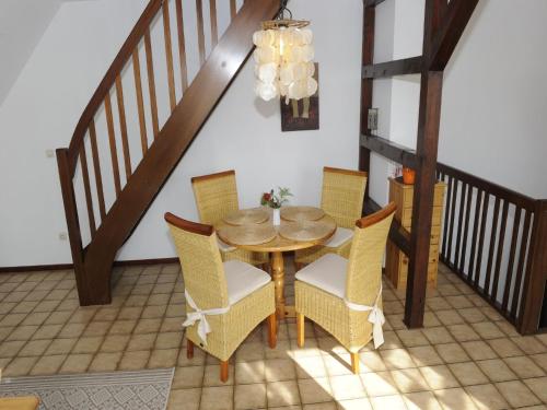 - une salle à manger avec une table et des chaises dans l'établissement La Casa Ferienwohnung Uferschwalbe, à Steinberg