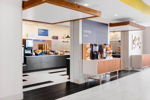 a coffee shop with a counter in a building at Holiday Inn Express & Suites - Union Gap - Yakima Area by IHG in Union Gap