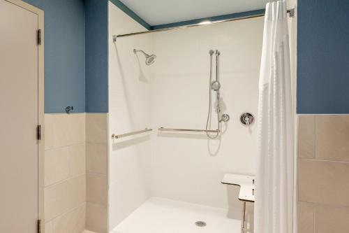 La salle de bains est pourvue d'une douche et de toilettes. dans l'établissement Holiday Inn Express & Suites - Union Gap - Yakima Area, an IHG Hotel, à Union Gap