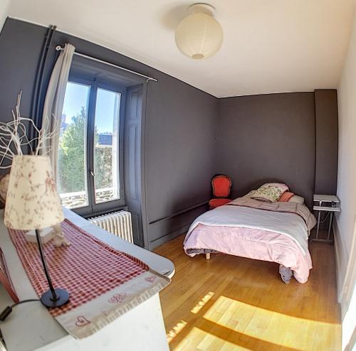 1 dormitorio con 2 camas y ventana en Gîte Jura Lac Emeraude, en Clairvaux-les-Lacs