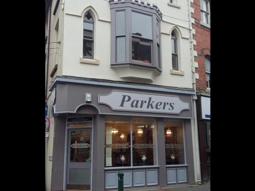 ニュータウンにあるParkers House Bed & Breakfastの看板のある市道のパンサー店