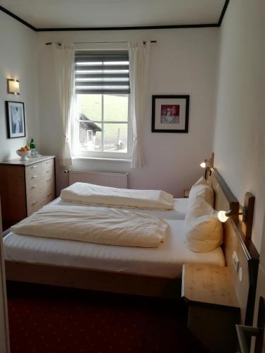 two beds in a bedroom with a window at Waldhotel Forsthaus Remstecken in Koblenz