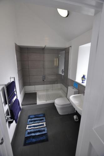 a bathroom with a tub and a toilet and a sink at Sennen Cove, The Hedgerows, near 14 beaches, in Penzance