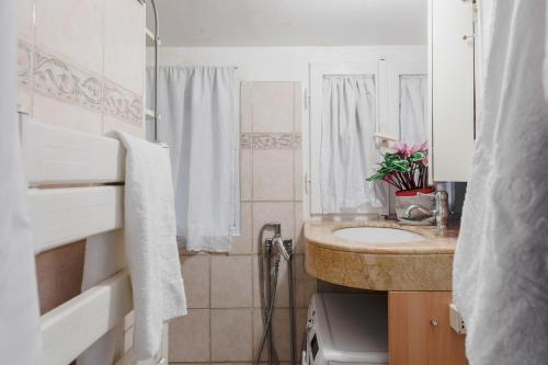 羅馬的住宿－Coronari Suite，一间带水槽和镜子的浴室