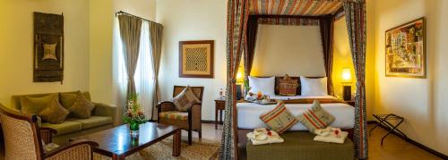 Habitación de hotel con cama y espejo en African Regent Hotel en Accra