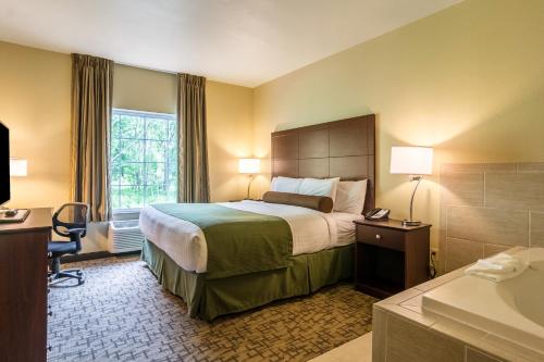 Tempat tidur dalam kamar di Cobblestone Hotel & Suites - Harborcreek