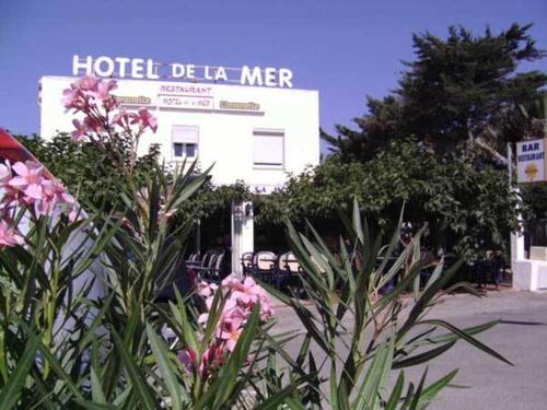 a hotel der maher sign in front of a building at Hotel De La Mer in Le Barcarès