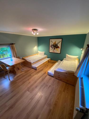 En eller flere senge i et værelse på Ferienanlage Bullerbü