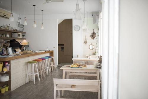 een keuken met een aanrecht en een tafel en stoelen bij We Stay Inn in Eluan