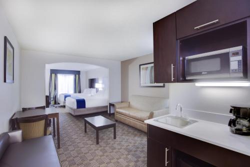 Imagen de la galería de Holiday Inn Express Hotel & Suites Mebane, an IHG Hotel, en Mebane