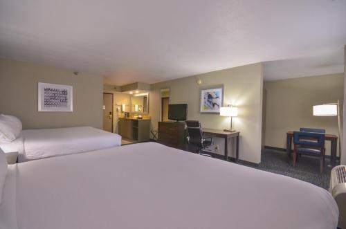 Säng eller sängar i ett rum på Holiday Inn Express & Suites Fayetteville University of Arkansas Area, an IHG Hotel