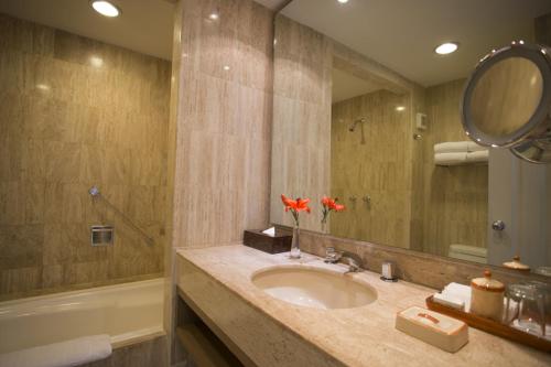 حمام في Velas Vallarta Suite Resort All-Inclusive
