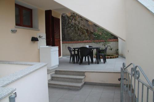 a patio with a table and chairs in a house at Appartamenti Amaretto e Pardula in Fluminimaggiore