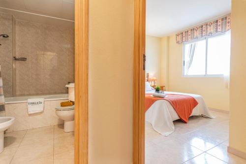 uma casa de banho com uma cama, um WC e um lavatório. em Homes & Go Mare Internum I em La Pineda