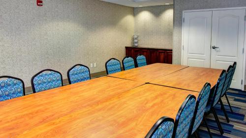 a conference room with a large wooden table and chairs at Holiday Inn Express & Suites Sioux City-South by IHG in Sioux City