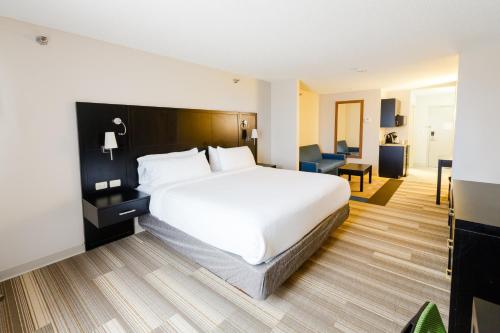 מיטה או מיטות בחדר ב-Holiday Inn Express & Suites Shelbyville, an IHG Hotel