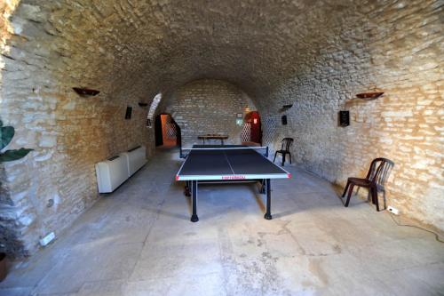 a ping pong table in the middle of a tunnel at Château d'Avanton in Avanton