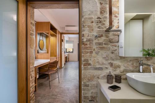 ハニア・タウンにあるKoum Kapi Boutique Apartmentsの石壁のバスルーム(シンク付)