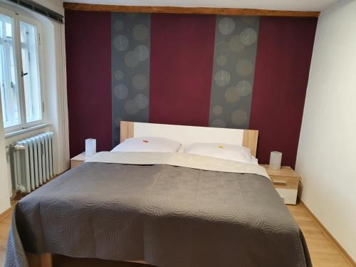 マイセンにあるFerienwohnung Ines Wolf in der Meißner Innenstadtの紫の壁のベッドルーム1室(大型ベッド1台付)