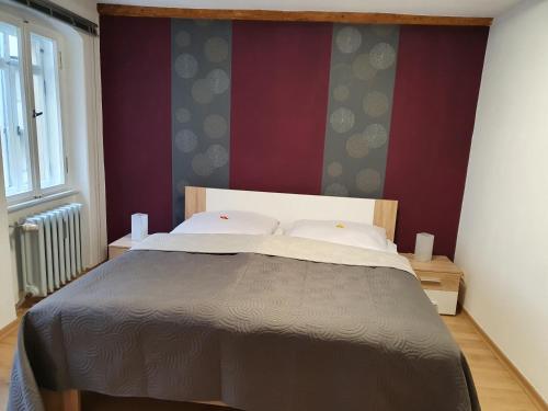 1 dormitorio con 1 cama grande y paredes moradas en Ferienwohnung Ines Wolf in der Meißner Innenstadt, en Meißen