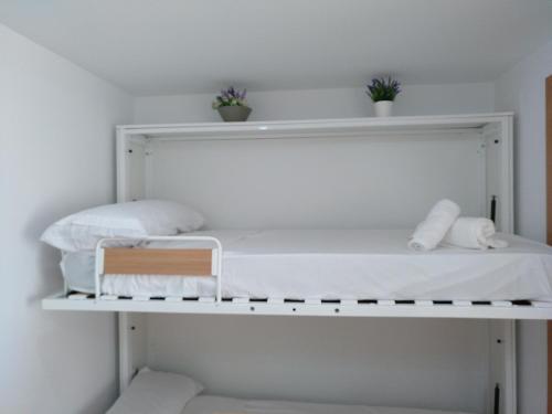 een wit stapelbed met 2 kussens erop bij Apartamentos Blaucel in Deltebre