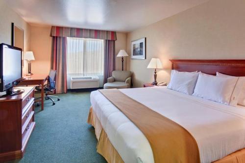 Ένα ή περισσότερα κρεβάτια σε δωμάτιο στο Holiday Inn Express Tehachapi by IHG