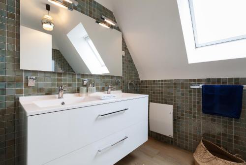 a bathroom with a sink and a mirror at Villa ty Oyats, face à l'océan nouveautés 2024 in Plouescat