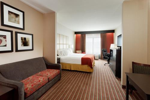 En eller flere senge i et værelse på Holiday Inn Express & Suites Northeast, an IHG Hotel