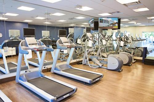 una palestra con tapis roulant e macchine ellittiche di Holiday Inn Express & Suites Greenwood Mall by IHG a Greenwood