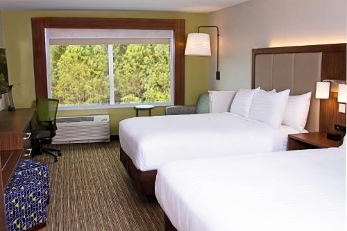 Letto o letti in una camera di Holiday Inn Express & Suites Greenwood Mall by IHG