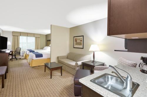 Ένα ή περισσότερα κρεβάτια σε δωμάτιο στο Holiday Inn Express & Suites Madison-Verona by IHG