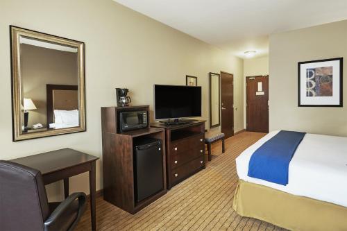 Μια τηλεόραση ή/και κέντρο ψυχαγωγίας στο Holiday Inn Express & Suites Madison-Verona by IHG