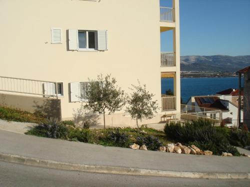 un edificio de apartamentos con vistas al agua en Apartment Z&E, en Trogir