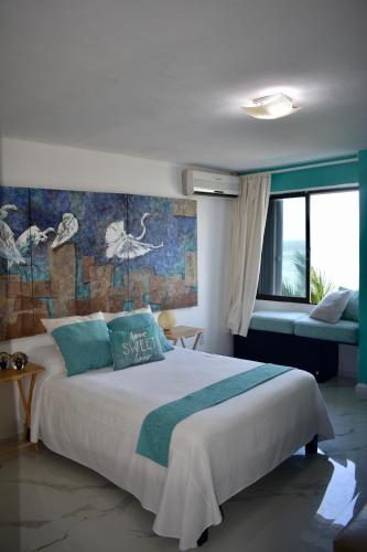 a bedroom with a large bed and a large window at Flamingo Paradise Front by Cielo Maya in Cancún
