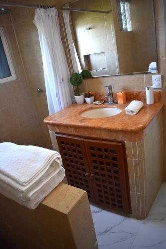 a bathroom with a sink and a mirror at Flamingo Paradise Front by Cielo Maya in Cancún