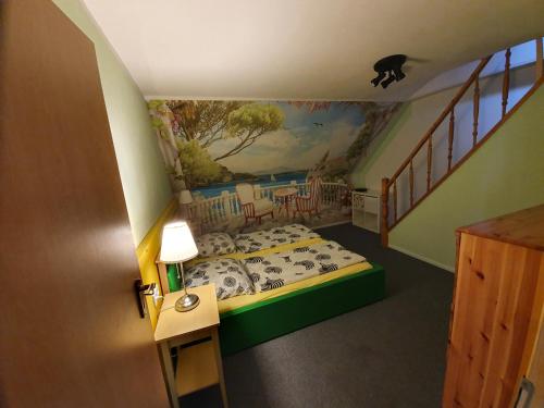 Habitación con cama y pintura en la pared en Ferienhaus- Dallgow, en Dallgow