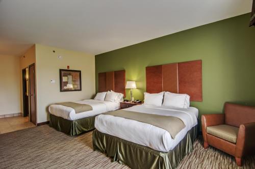 Un pat sau paturi într-o cameră la Holiday Inn Express & Suites Wytheville, an IHG Hotel