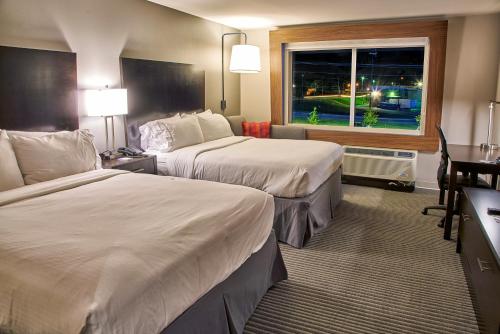 מיטה או מיטות בחדר ב-Holiday Inn Express & Suites Tulsa NE, Claremore, an IHG Hotel