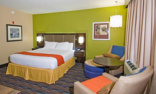 Postel nebo postele na pokoji v ubytování Holiday Inn Express Fulton, an IHG Hotel