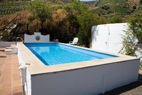 uma piscina numa casa em Cortijo Lagar de Luisa em Borge