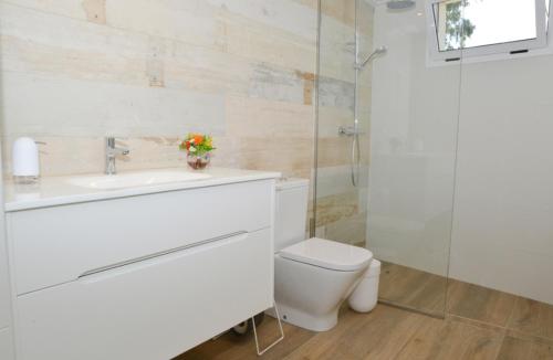 瓜爾達馬爾·德爾·塞古拉的住宿－CASA FELIPA, UNA ESTANCIA ÚNICA EN LA COSTA BLANCA，白色的浴室设有卫生间和水槽。