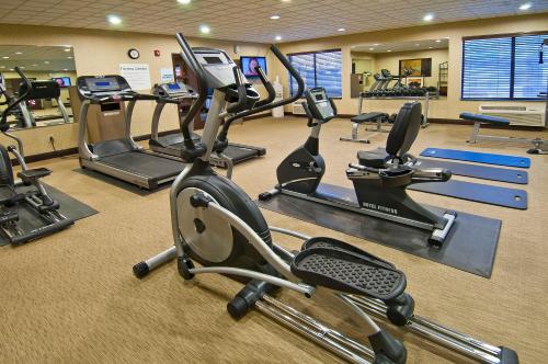 Holiday Inn Express & Suites Oro Valley-Tucson North by IHGにあるフィットネスセンターまたはフィットネス設備