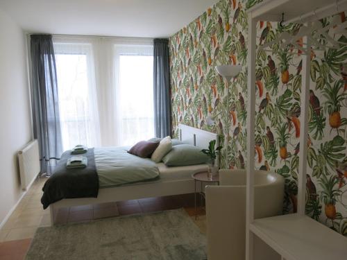 sypialnia z łóżkiem i oknem w obiekcie Apartmány Nad ZOO w Pilznie