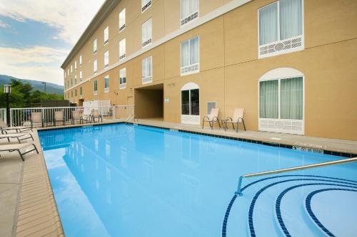 una gran piscina frente a un edificio en Holiday Inn Express & Suites Caryville, an IHG Hotel, en Caryville