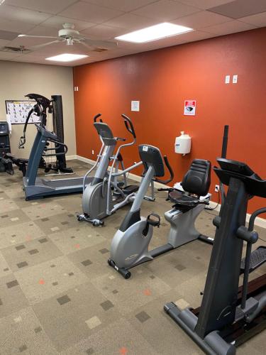 Γυμναστήριο ή/και όργανα γυμναστικής στο Northfield Inn Suites and Conference Center