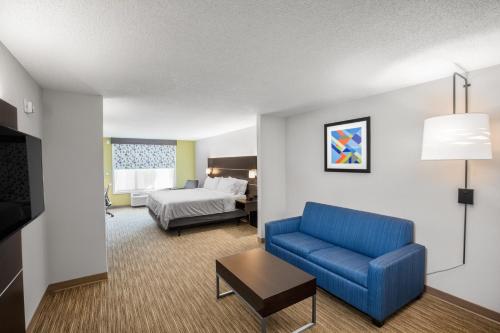 En eller flere senger på et rom på Holiday Inn Express Hotel & Suites Altoona-Des Moines, an IHG Hotel