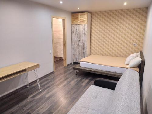 een kleine kamer met een bed en een bureau bij Квартира в центре Гомеля in Gomel