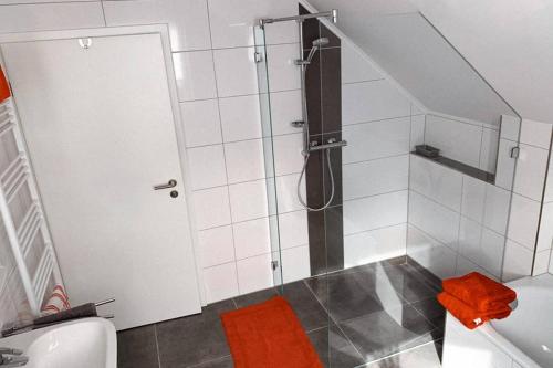 a bathroom with a shower with a toilet and a sink at Modernes Ferienhaus an der Kapelle in Emsbüren