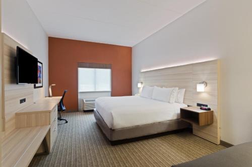 เตียงในห้องที่ Holiday Inn Express & Suites Tavares, an IHG Hotel