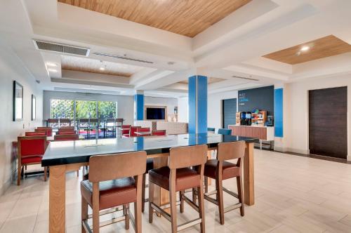 a dining room with a large table and chairs at Holiday Inn Express Hotel & Suites Lake Elsinore by IHG in Lake Elsinore